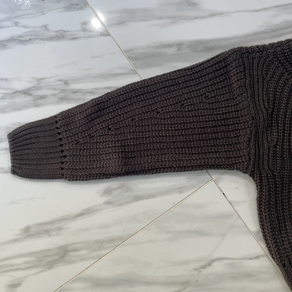 Beautiful Women’s Grey Oversized Sweater Size Small - Picture 5 of 17